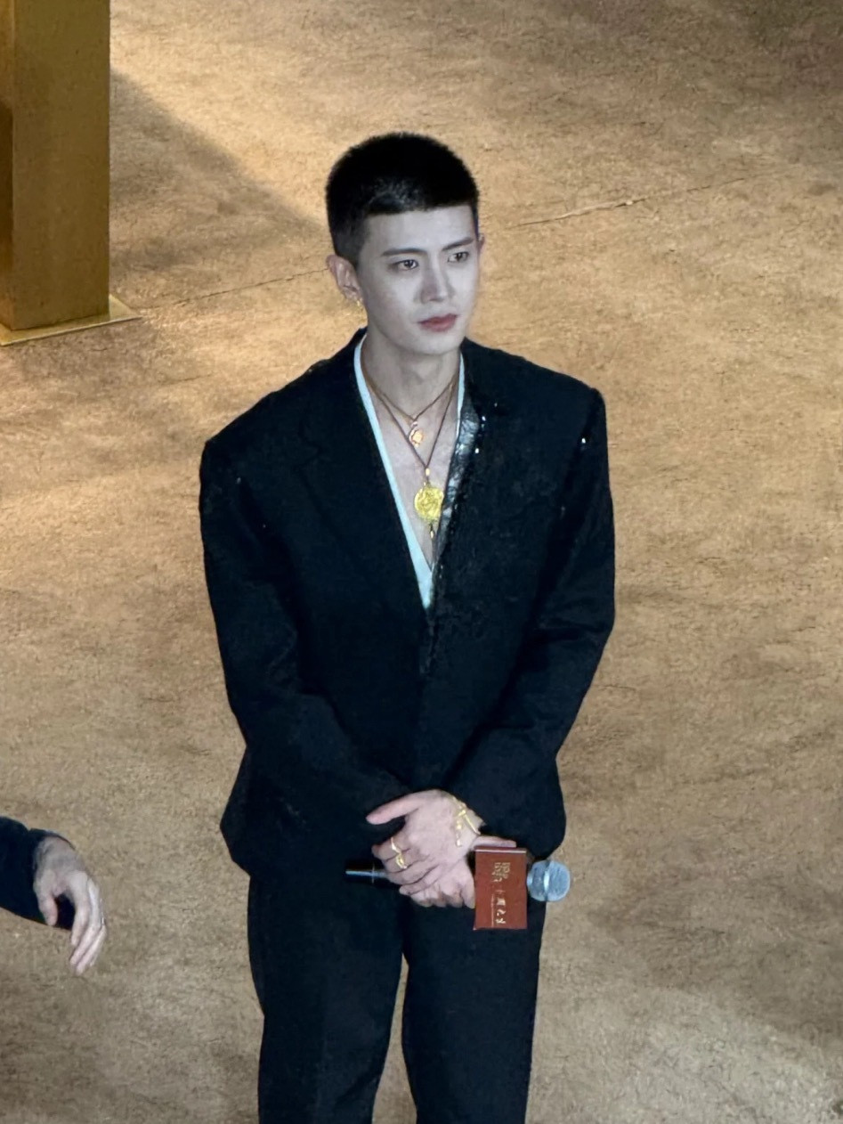 网友拍的任嘉伦我的天哪这也太有面儿了好帅啊​​​