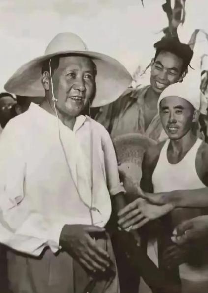 看农村的现状，不得不佩服毛主席当年的远见。他老人家当初为什么把“包产到户”看得那