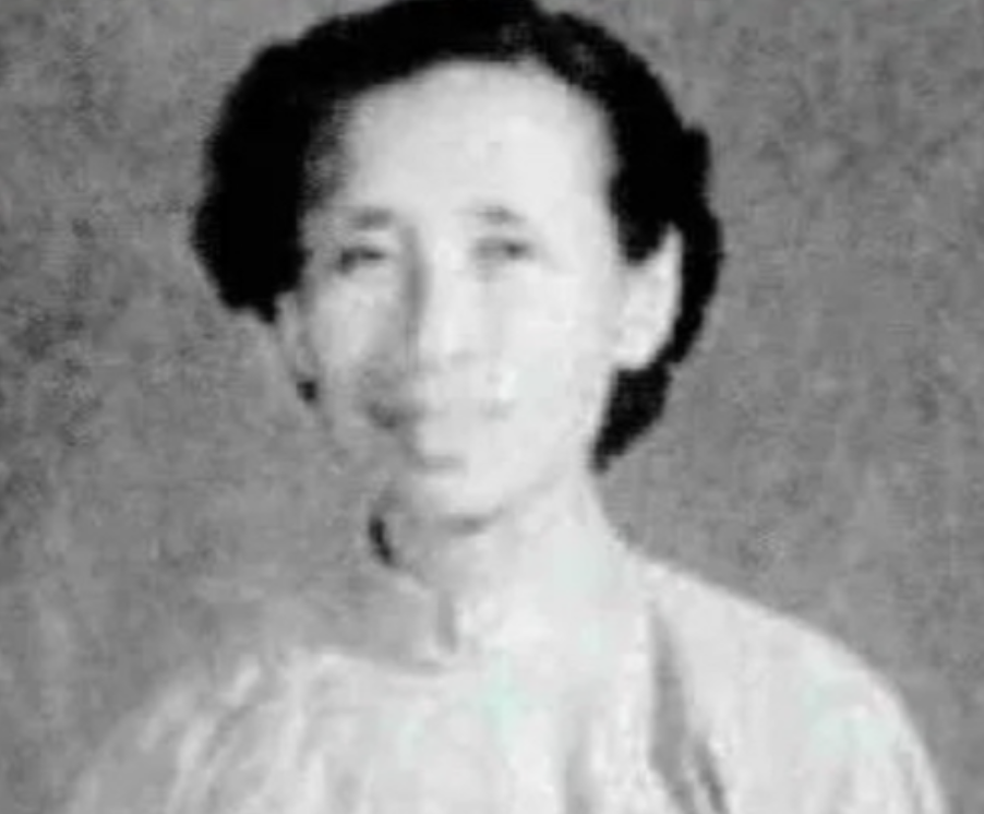 1932年，一个杂货铺老板娘白天出门倒垃圾，特务跟上去问她：“你这里面什么这么臭