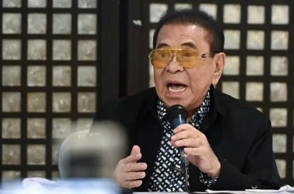 菲律宾前议员查维特·辛森周一呼吁宗教团体和青年团体发起"一次性大规模"集会反对政