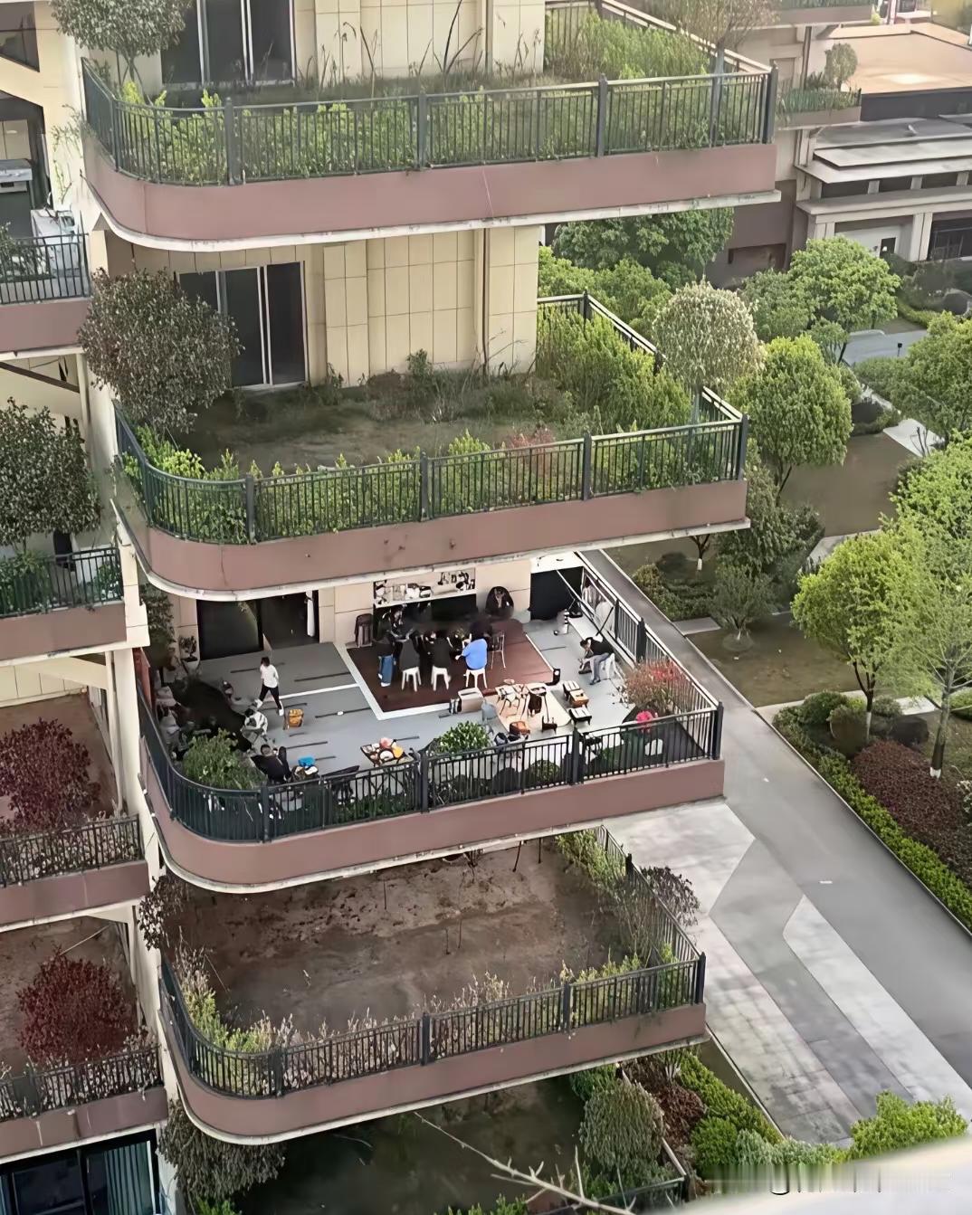 第4代的建筑大露台大挑台结构我倒不担心。我是觉得这第四代住宅是哪个提出来的，除了