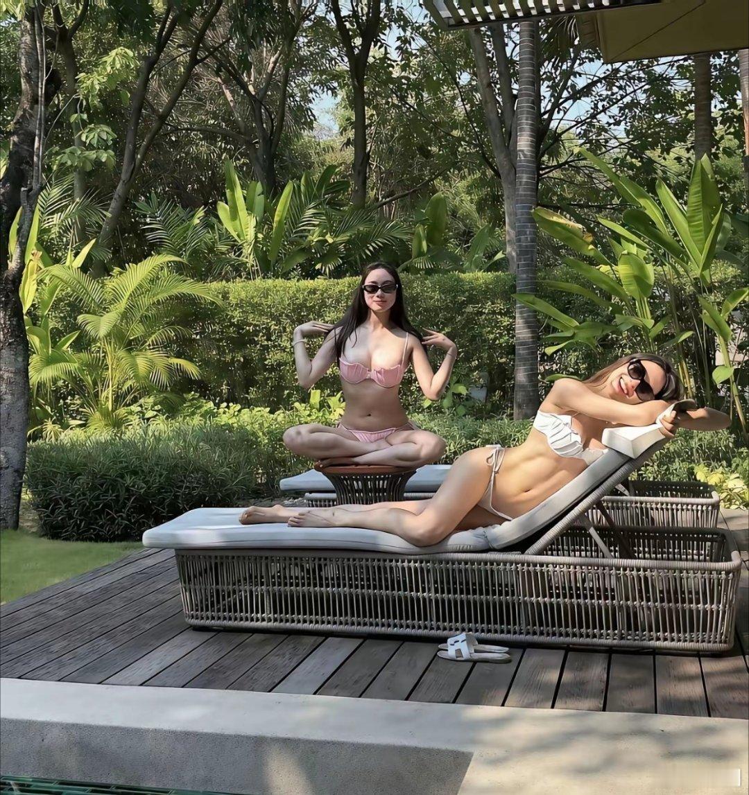 这是何超欣和谷爱凌一起度假的合影照，何超欣是何鸿燊的小女儿，两人年龄相近，一个是