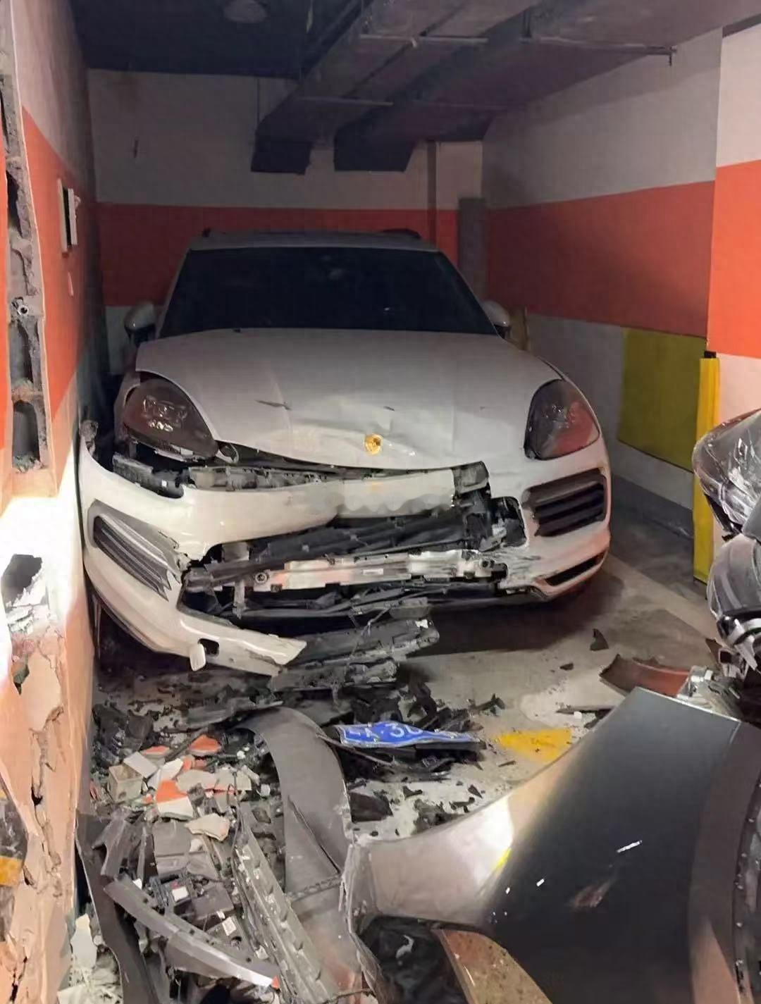 二手车市里的骗子被识破了，居然还理直气壮的~~~保持冷静的二手车贩子打电话报叔叔