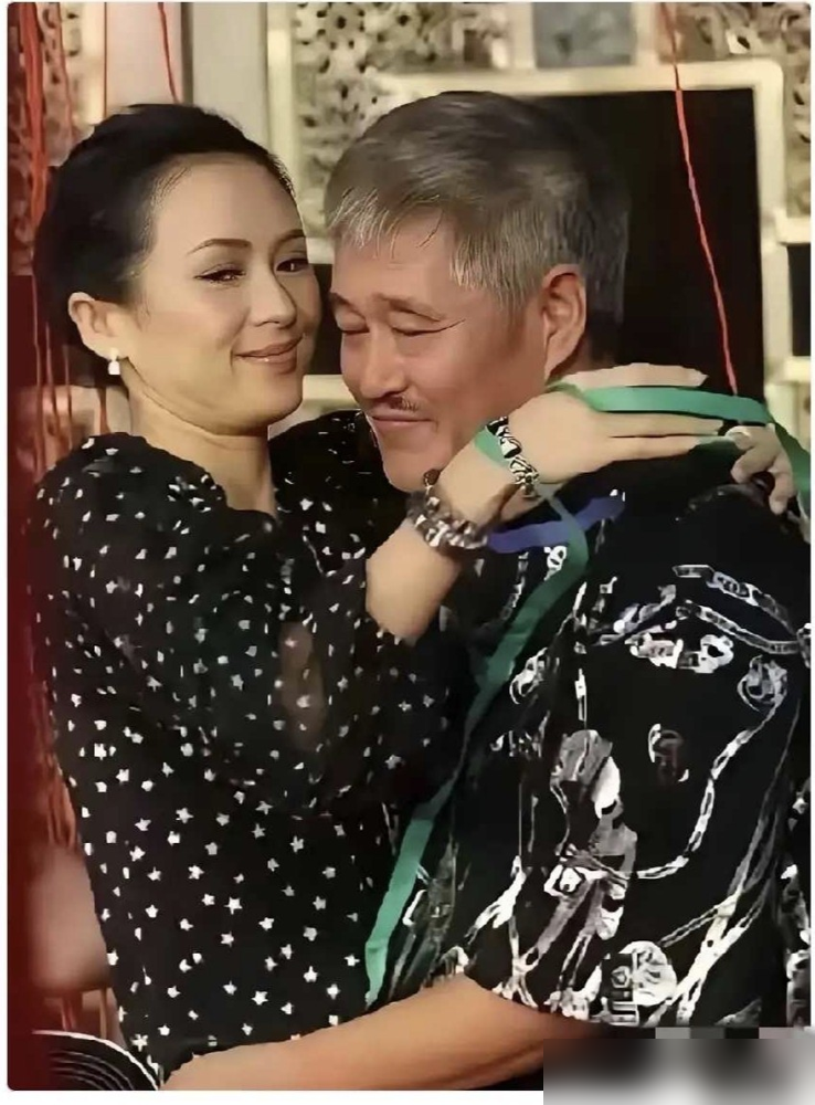 一张合影，俩人笑得比哭还难看，章子怡嘴角是僵的，赵本山眼神是飘的。评论区直接炸了：这塑料人情，装都懒