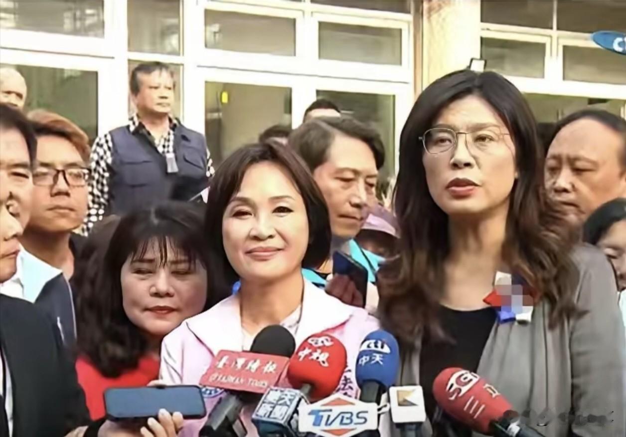 真的替郑丽文尴尬，明明柯志恩都公开表态与她的政策路线不同，并且还反对郑丽文的两岸