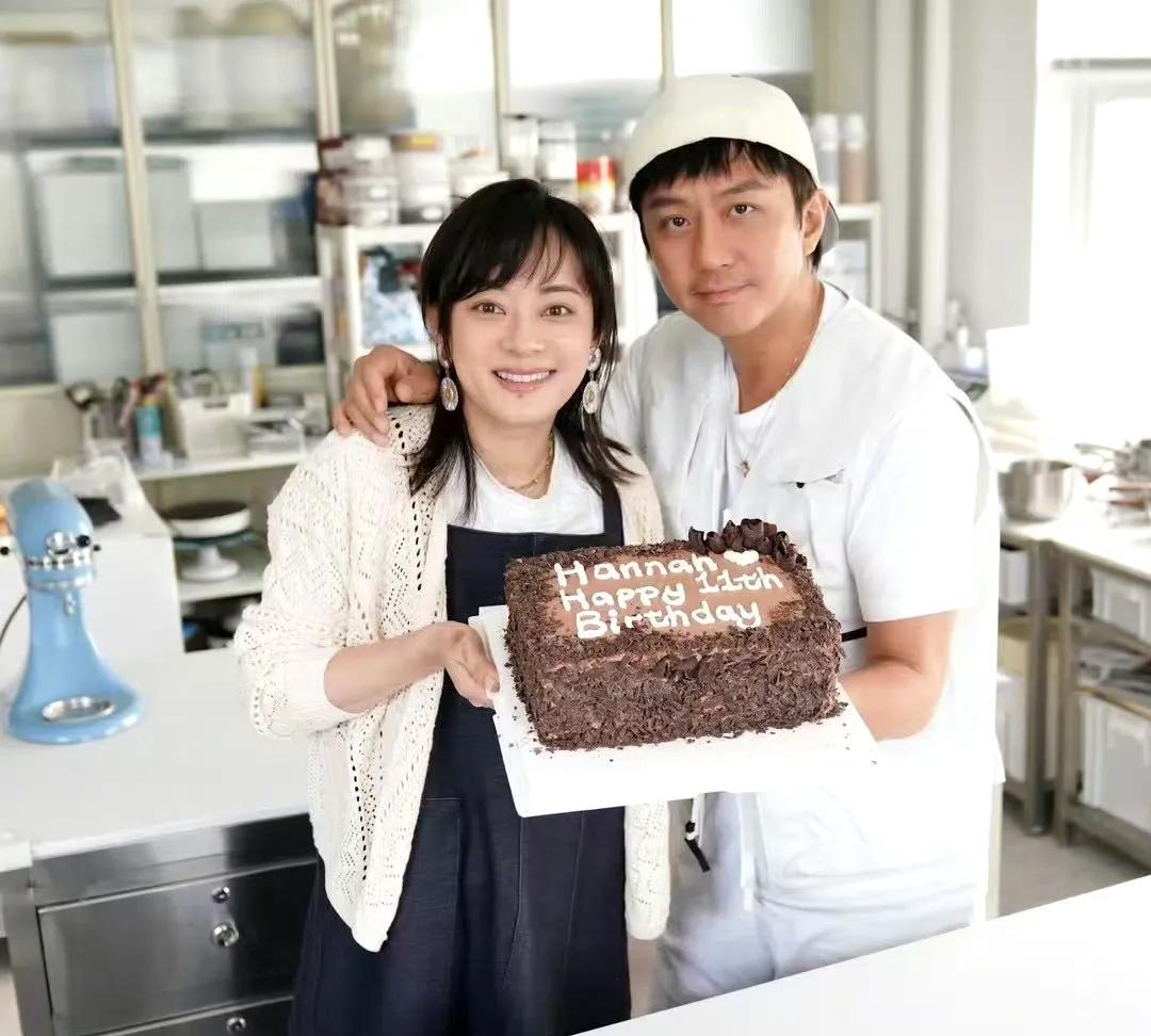 孙俪晒合照为女儿小花庆祝11岁生日，全家一起唱了生日歌，还有爸爸和妈妈亲手制作的
