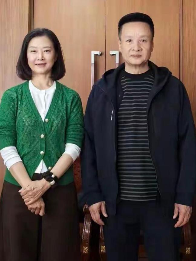 什么叫岁月不败美人，不妨看看60岁的宋祖英阿姨。近日，有网友晒出一张著名歌唱家宋