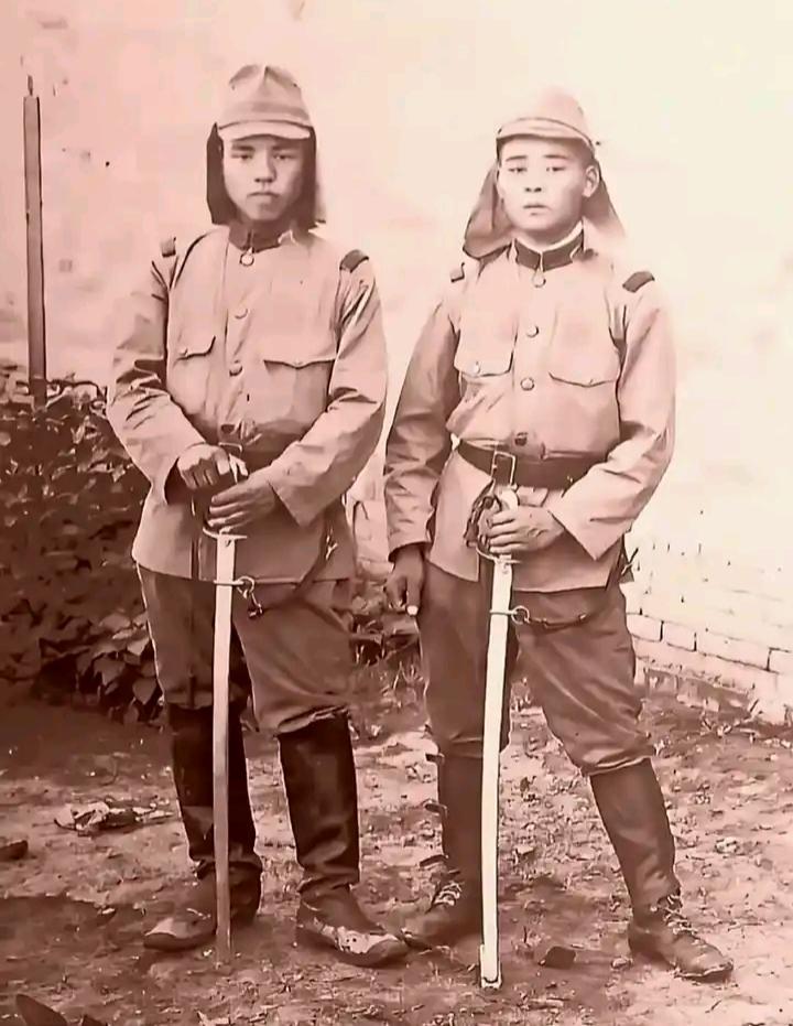 1938年夏天，两名侵华日本兵在石家庄合影，看他们的样貌好像还是两个孩子。19