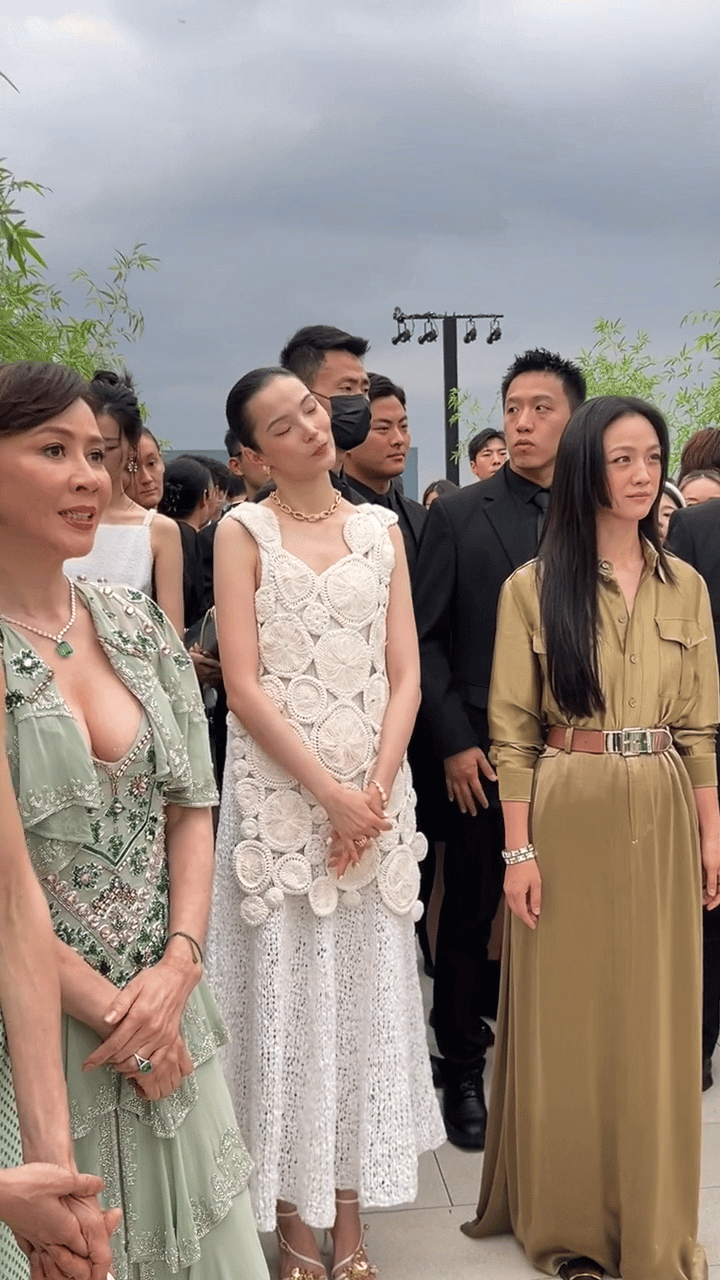 刘嘉玲这个画面完胜汤唯虽然打扮偏成熟，但是气场确实足！原来尴尬真的可以看得