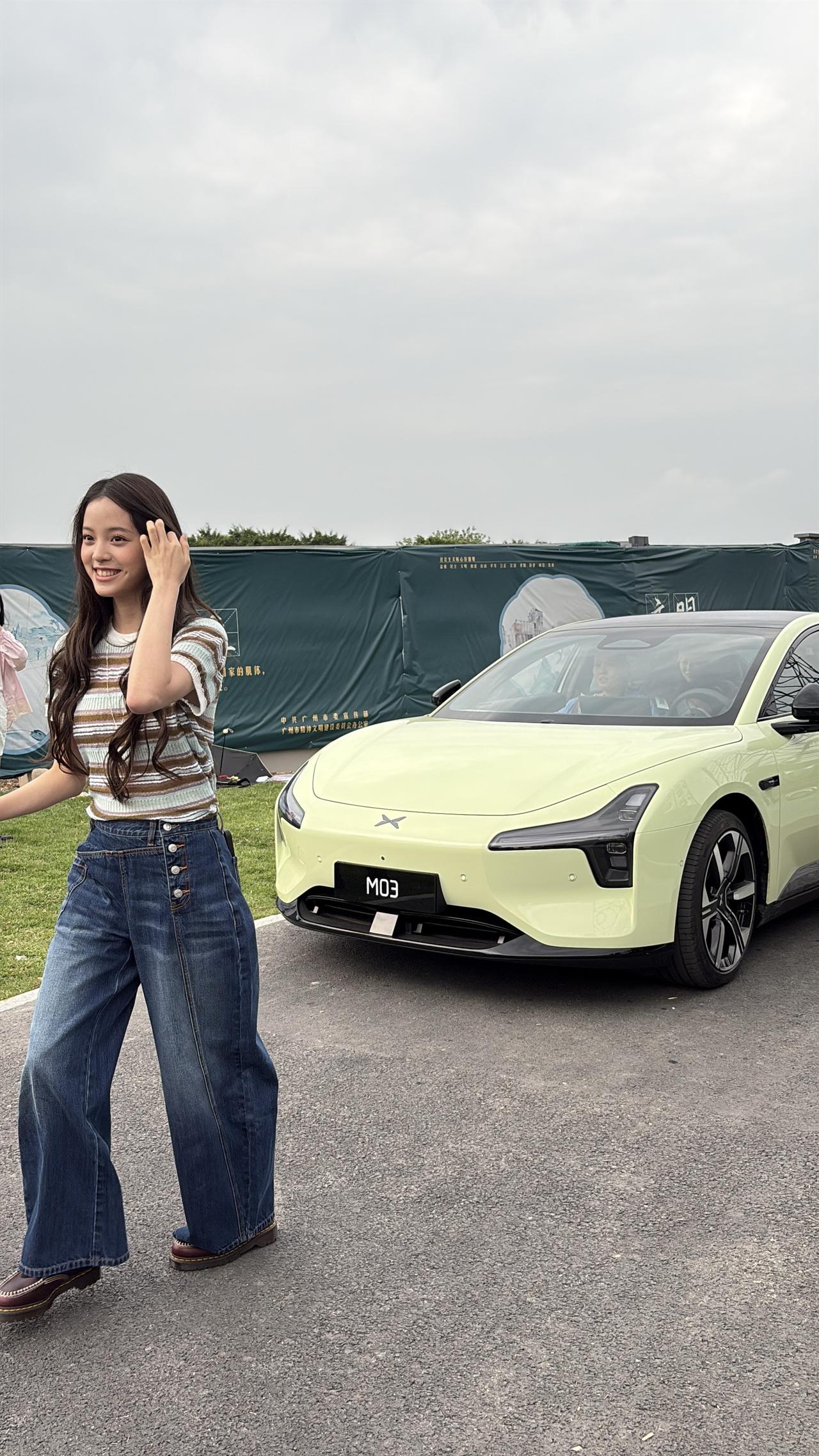 欧阳娜娜开着新款MONAM03冒雨来参加发布会，明星也蛮敬业[赞]