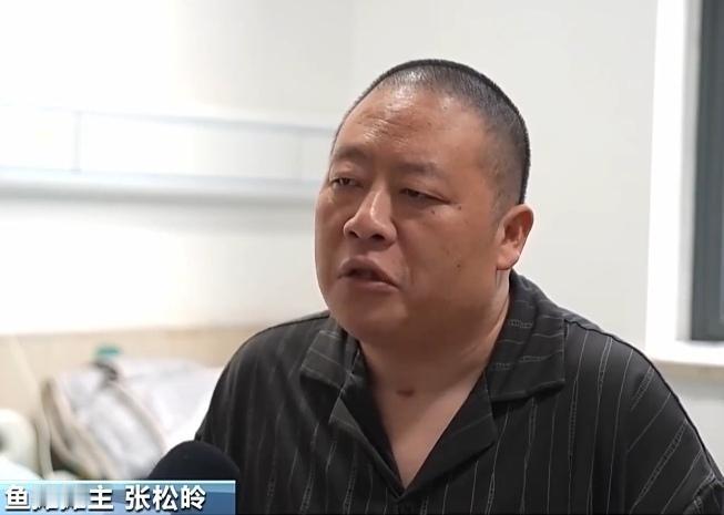 宁波孙家菜市场里，有个热闹的鱼摊格外特别。每天活鱼在水箱里翻腾，来往顾客络绎不绝