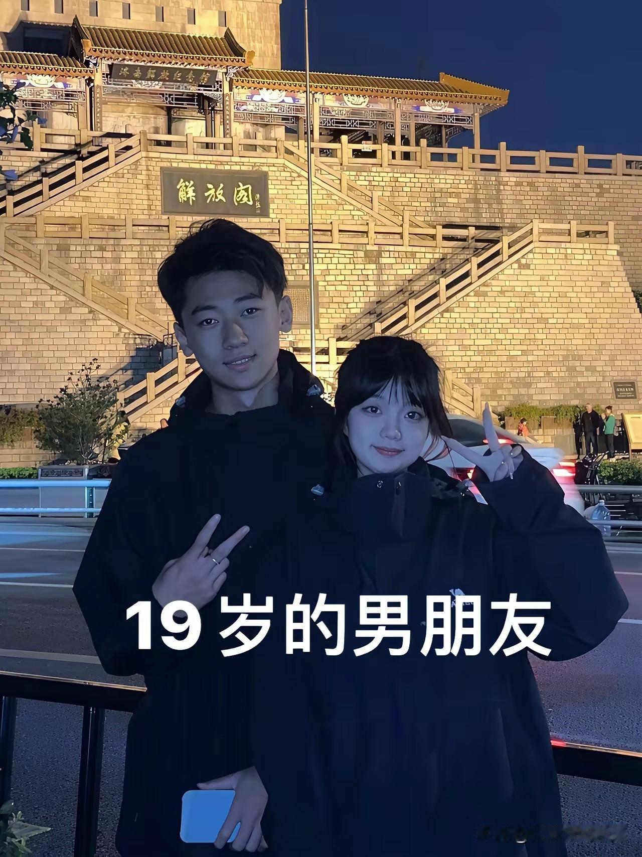 同样两个人，相隔两年合照。