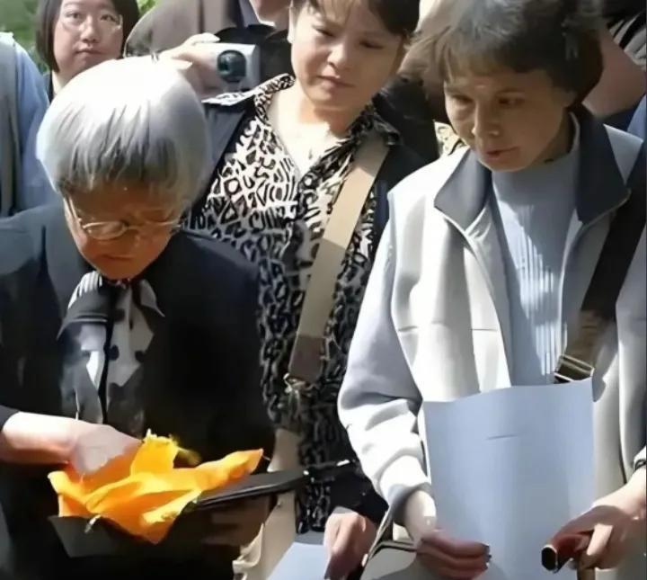 2011年，林徽因的儿子梁从诫葬礼上，姐姐梁再冰和妻子方晶，难掩悲痛，他选择了树