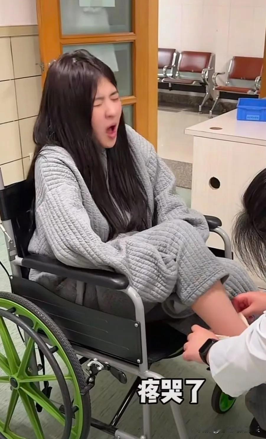 黄一鸣被重物砸到腿导致骨折，需要休养两个月看看要不要手术，这段时间不能直播，黄一