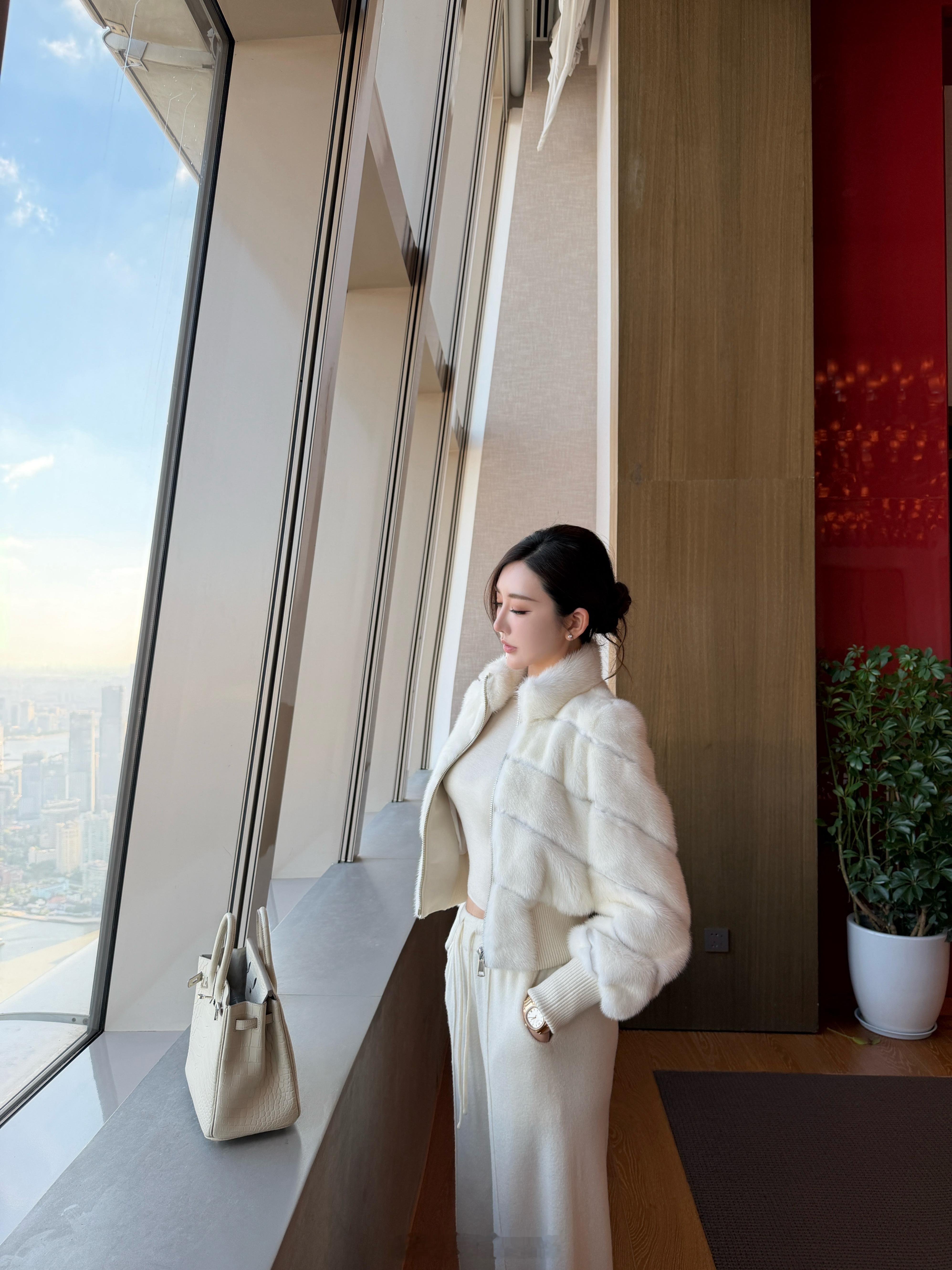 今天17:00不见不散呀🧚‍♀️fendi水貂外套…自留私服​​