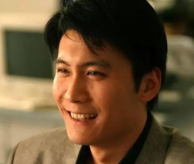 最干净男演员魅力爆棚，姐弟恋甜蜜恩爱20年，幸福一家三口其乐融融。