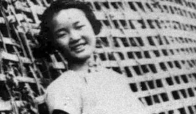 1941年，息烽监狱的监狱长将一名女囚召唤至办公室，他面带轻薄之色，一边解开自己