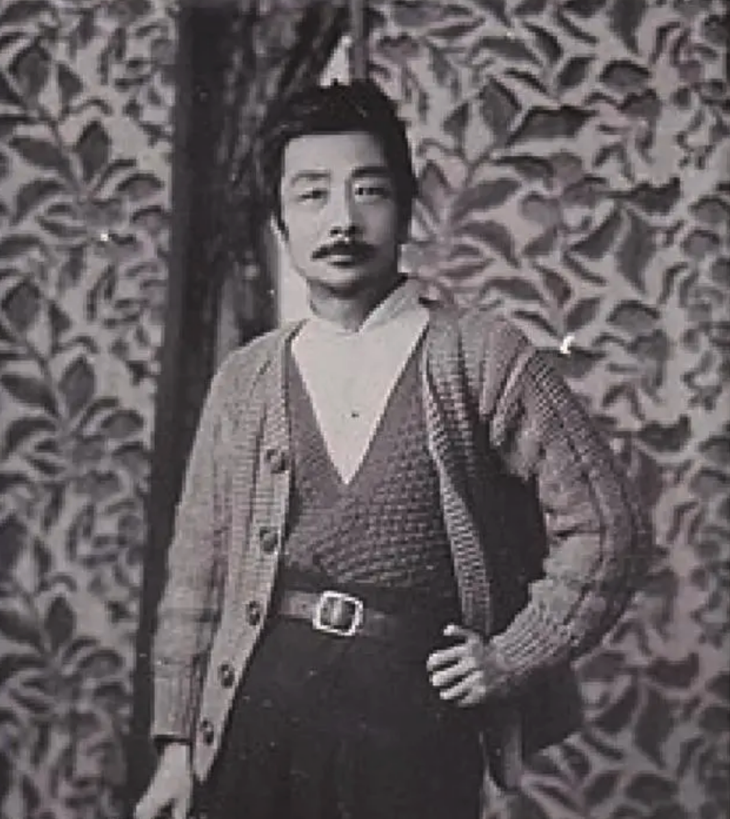 鲁迅去理发，理发师看他衣着普通，乱剃一气，鲁迅反而多给他一大把钱，第二次鲁迅又去