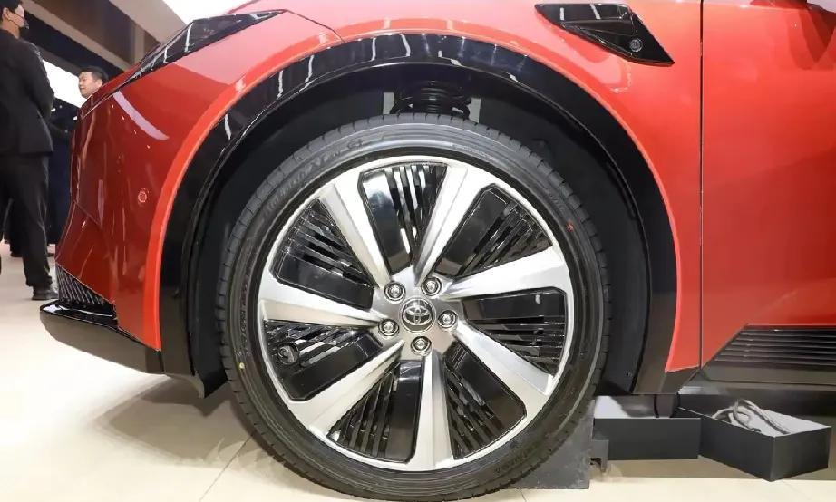 现在纯电SUV这样买：60万——问界M9。50万——理想L9。40万——腾