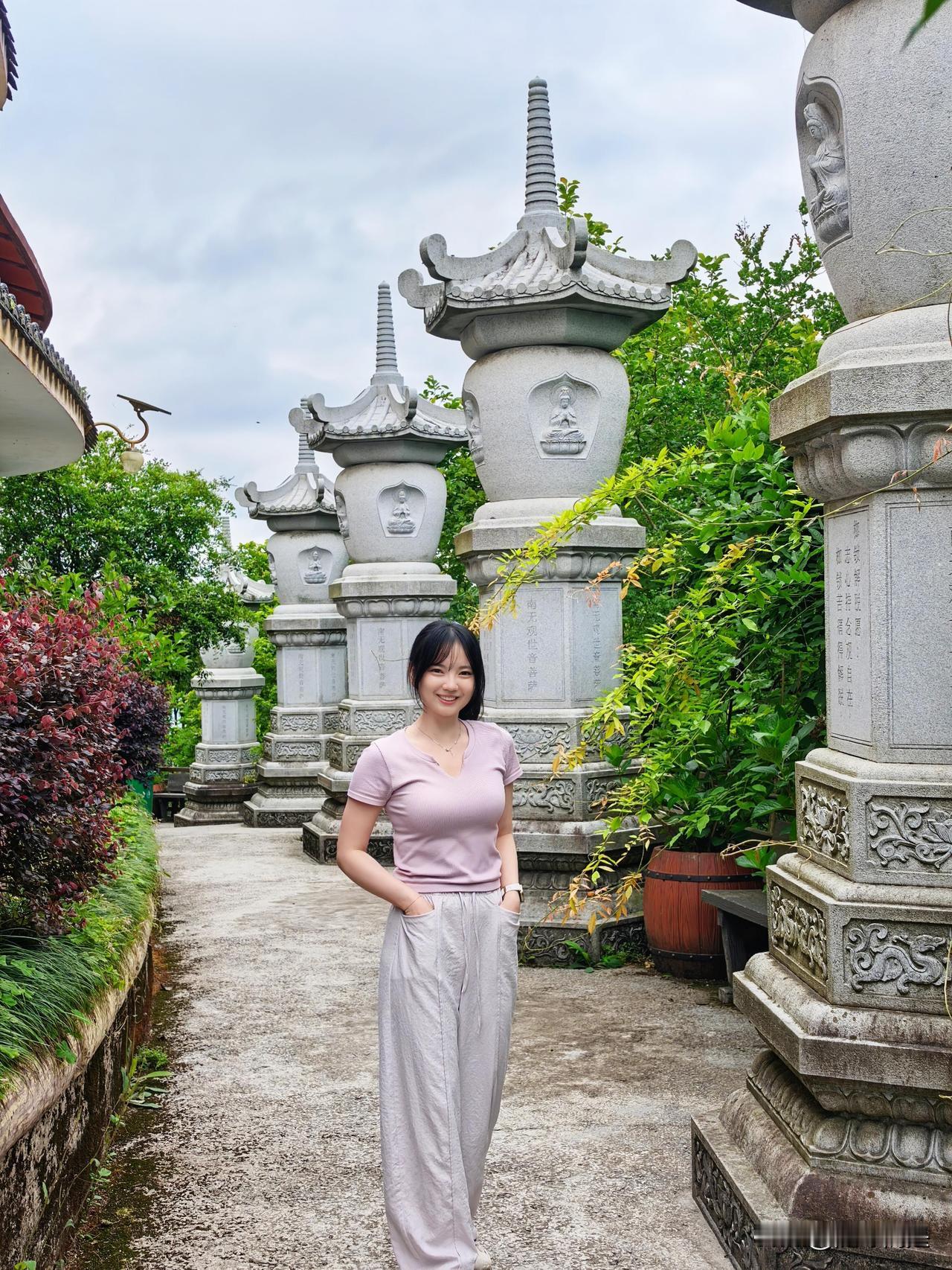 这姑娘站在古塔前，笑得好开心！旅游的生活照，留住这难得瞬间的影子。