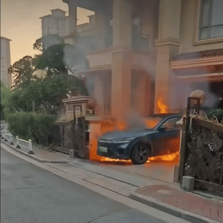 说实话，开电车确实得多个心眼。不是说不靠谱，而是它跟油车不一样。现在电车刚刚起步