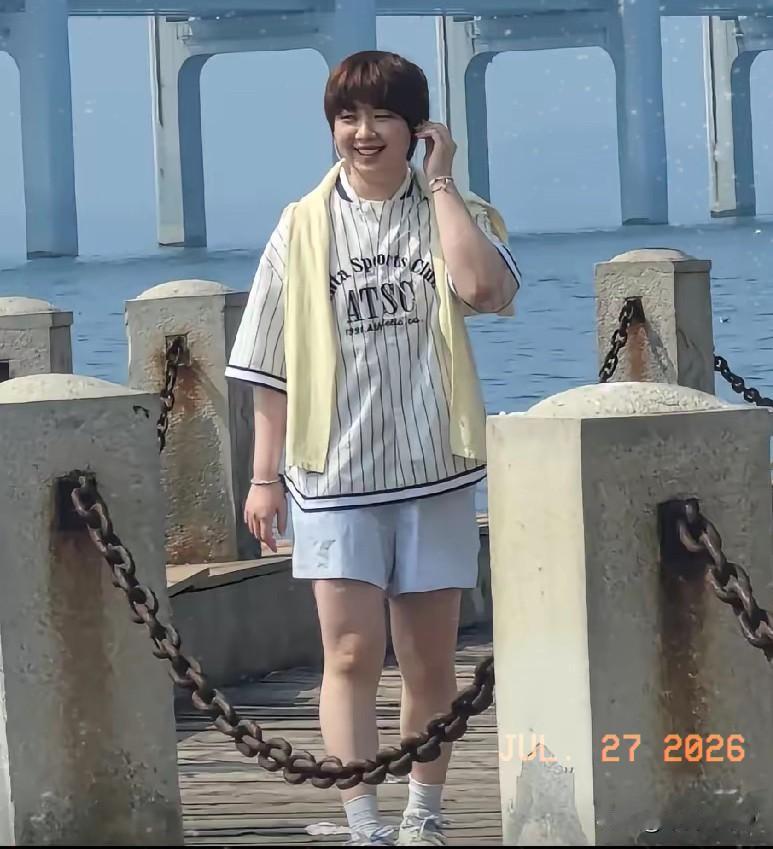 蒯曼去大连看海了！​这是今日新鲜的小曼姐，换掉球衣的小曼姐穿上自己的衣服果然是