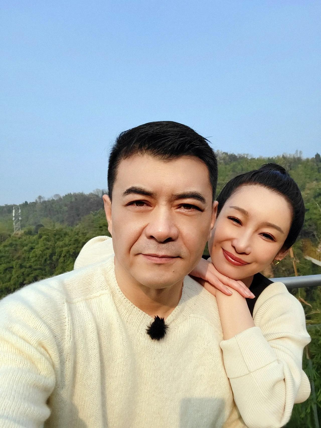 王新军说秦海璐是个基本没有生活自理能力的人，回到家里就叫老公，一会说老公我要你抱