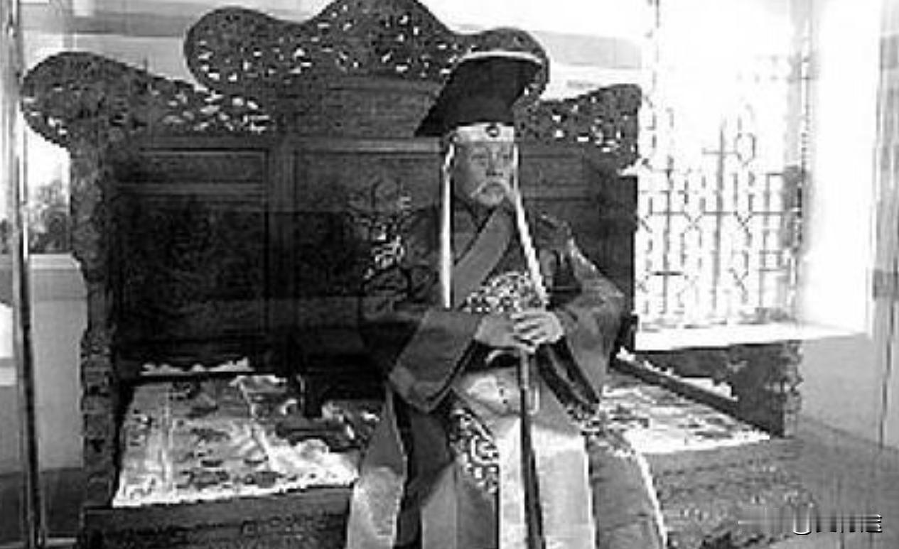 1915年12月，袁世凯坐在龙椅上，身穿帝王的服饰，洋溢着荣耀与自豪，公然决定，