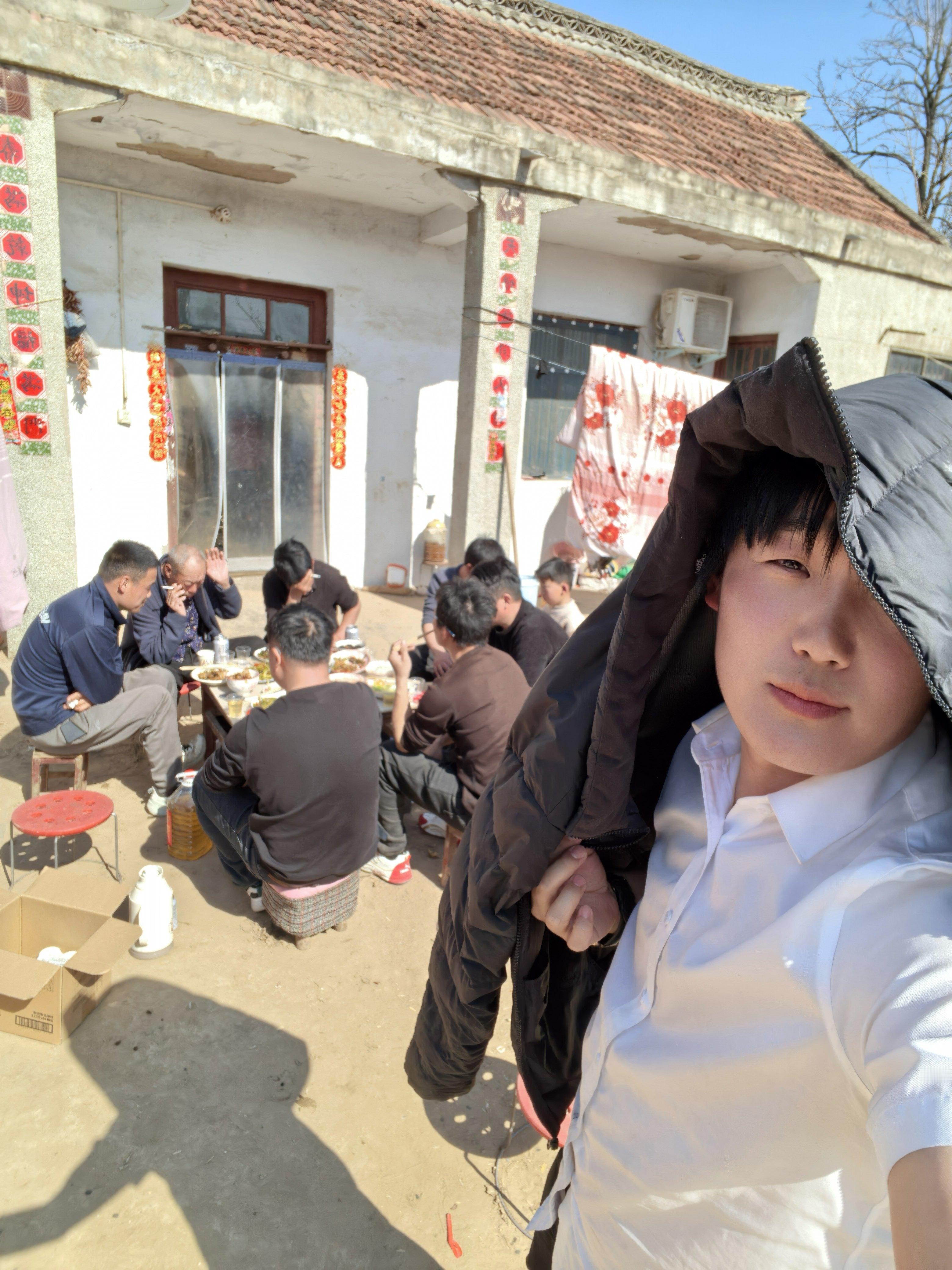 坐标河南商丘，我们这边聚会吃饭，男的坐一桌，女的坐一桌，不存在女的不能上桌吃饭