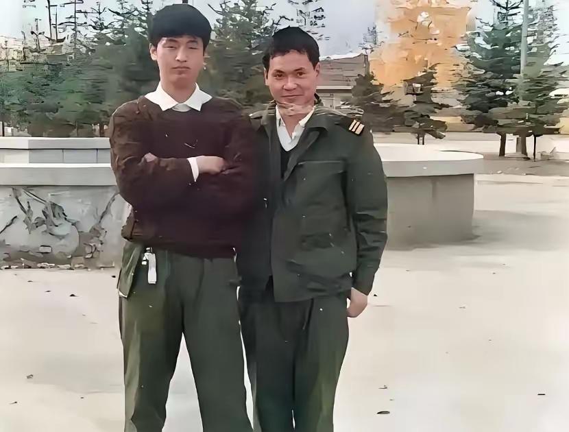 前天，身家过亿的老战友给我打电话，邀请我去喝他儿子的喜酒。我看着那个曾经无比熟悉