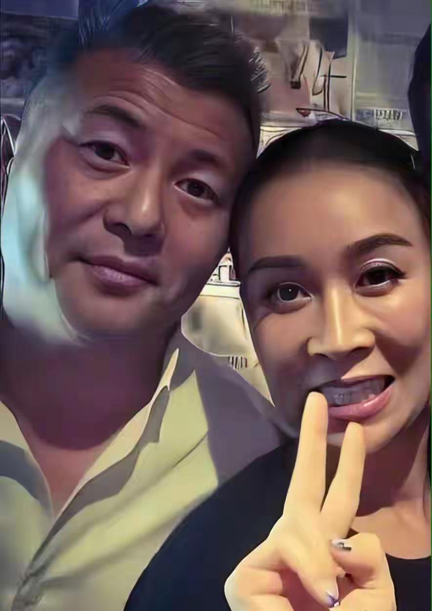 这瓜真的太炸裂了！那英在非洲拼命录节目，只为给女儿赚昂贵的学费，结果老公孟桐