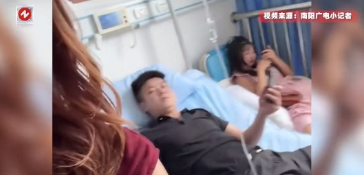 “艳福不浅啊！”近日，一男子因为车祸受伤住院，本以为这应该让他非常难过，可谁知画