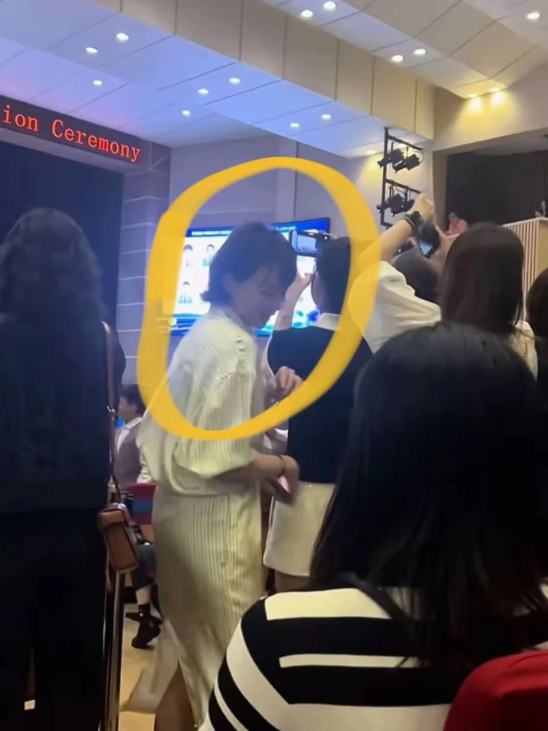 上海某国际学校毕业典礼！央视女主播
