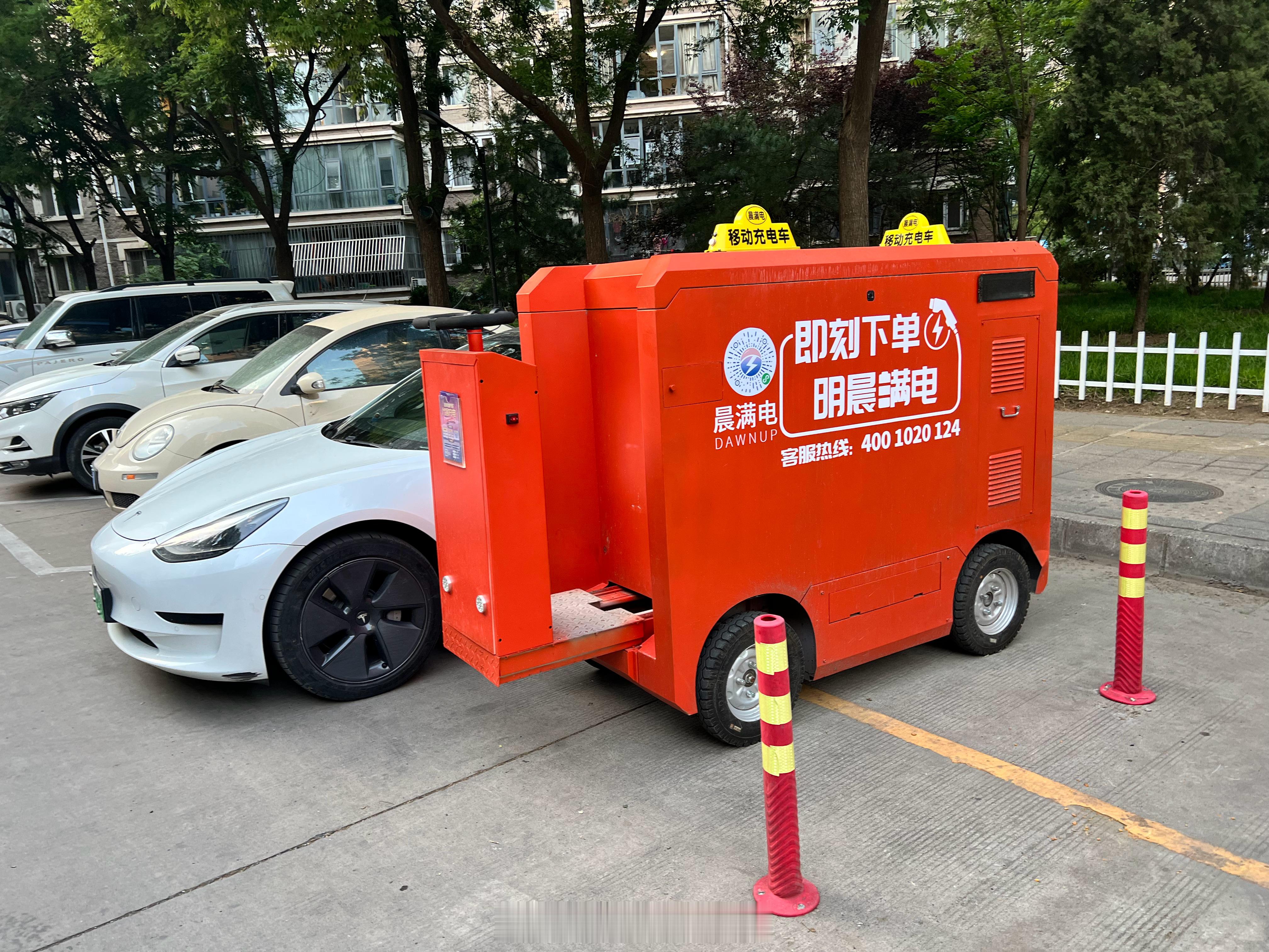 发现一个新赛道，上门给车充电，今天见到这个小哥说免费帮我充电，可惜我车没在小区里