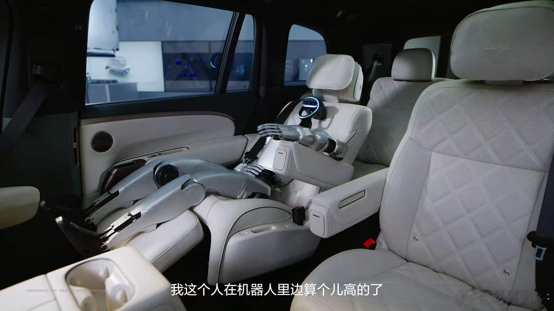 太可爱了吧，宇树机器人也是变成说车博主了。这波理想和宇树的跨界联动太有看点了。以往都是人来评车，这次