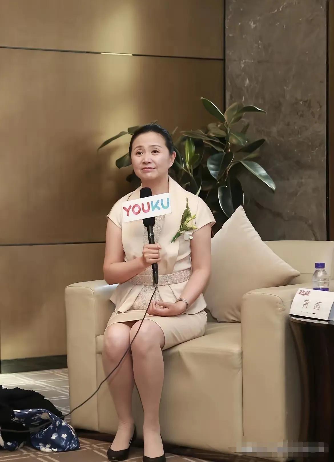 黄涵老师，这些年容貌始终没有什么变化，可谓驻颜有术，当年在《非诚勿扰》中应邀充当