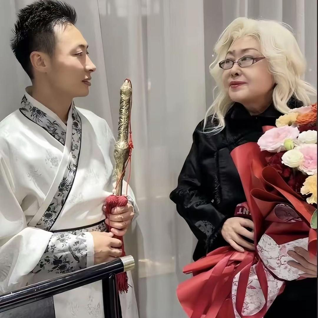 76岁斯琴高娃大寿造型直接杀疯了白发大波浪配烈焰红唇，这哪是奶奶辈，明明是活