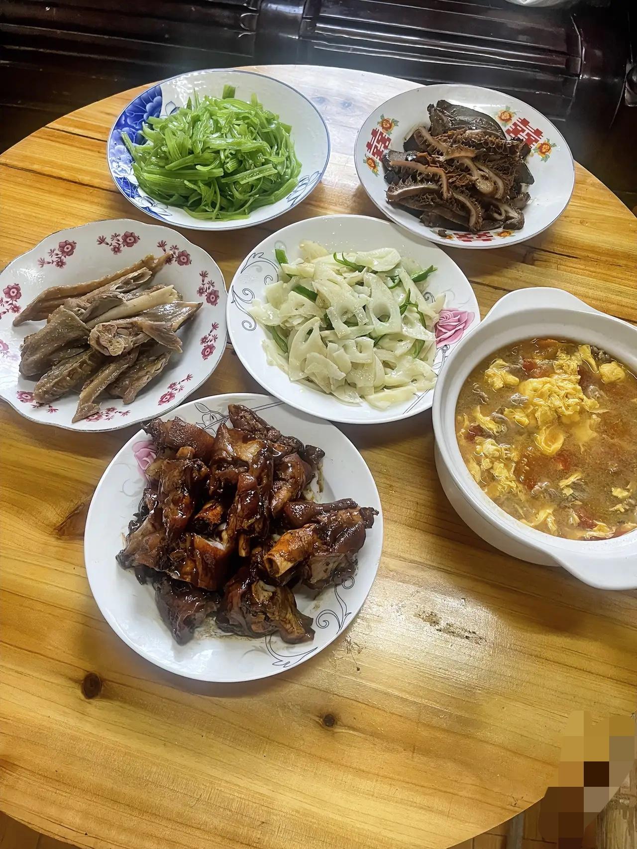 今天中午弟弟从广州一声不响的回来了，说要给我们一个惊喜，到家刚好赶到饭点，看到中
