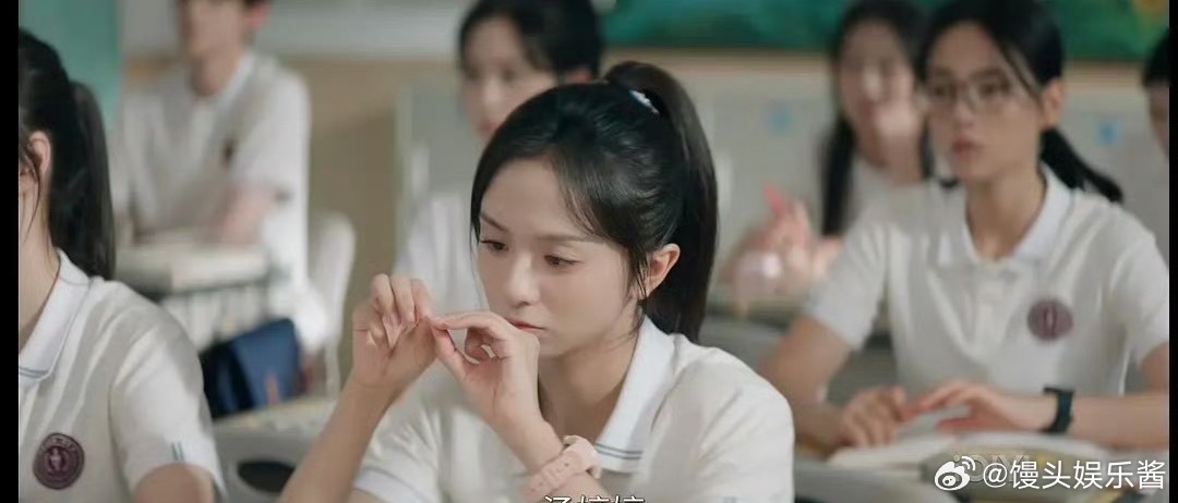 天才女友热度全班女生都是无刘海造型，只有田曦薇一个看起来好违和