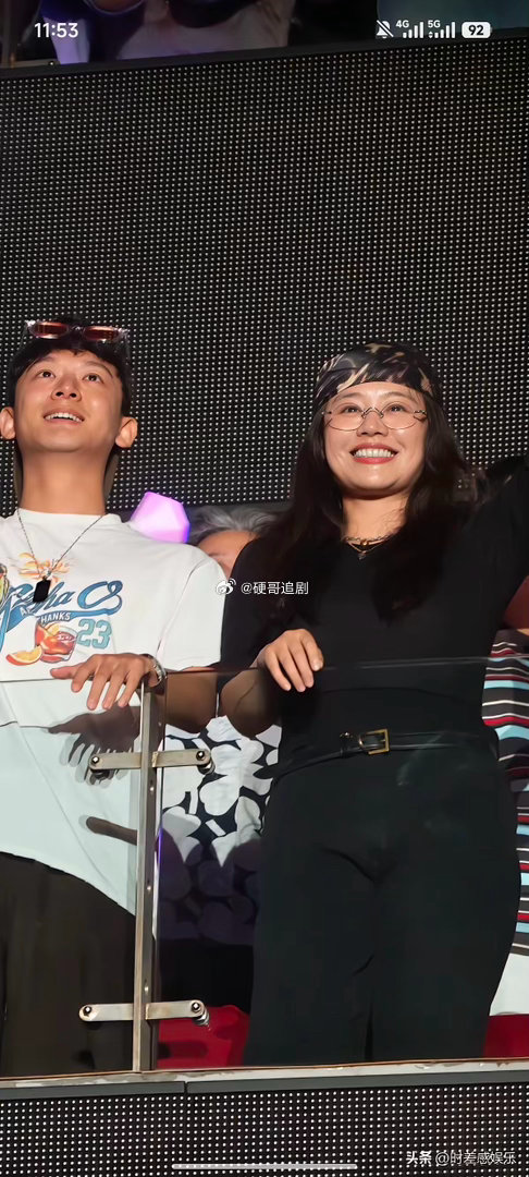 面相真的骗不了人。不信你看她最近的样子。那英演唱会观众席里坐了一圈明星，
