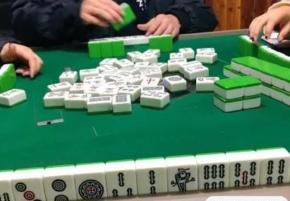 我老公49岁，天天打麻将，却每天只赢不输，还给我几百块。这事儿让我百思不
