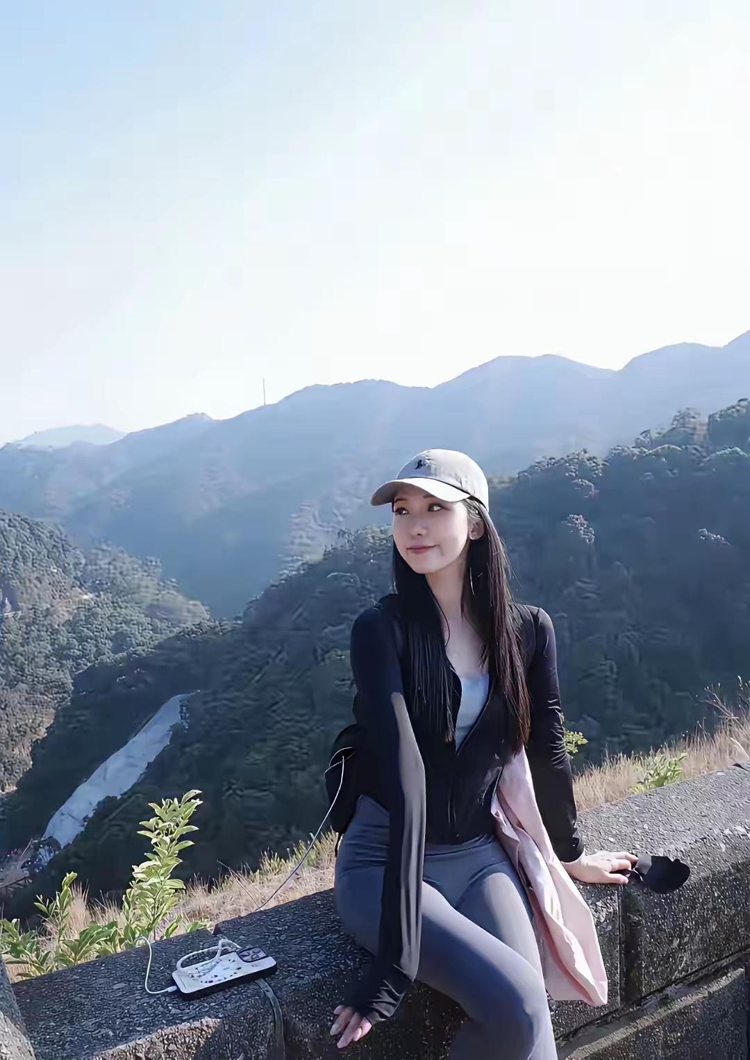 【这身打扮爬梧桐山恰如其分】深圳的梧桐山。作为深圳第一高峰，梧桐山主峰海拔944
