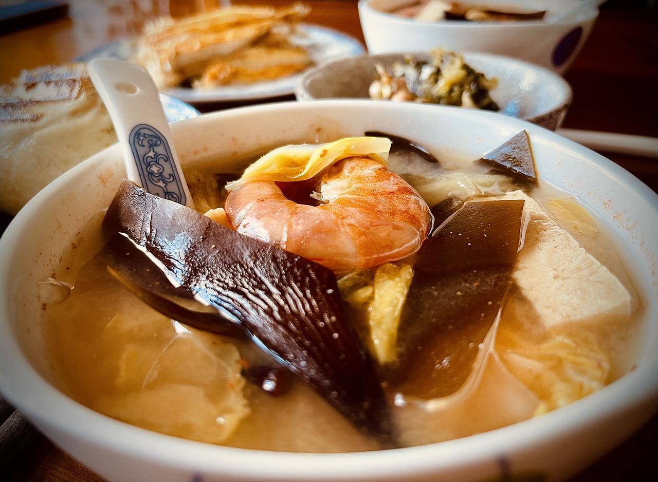 烤包子、煎小鱼、雪菜花生和味增汤。小鱼头天腌好，平锅3分钟煎熟；包子盖盖煎，锅底