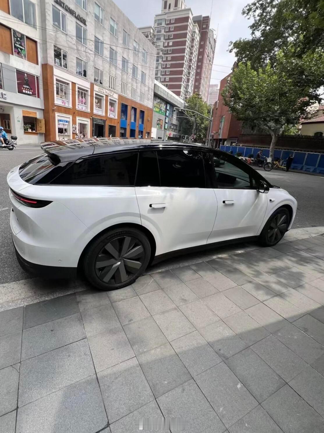 理想i6无伪装车出街。理想i6理想汽车新能源汽车​​​