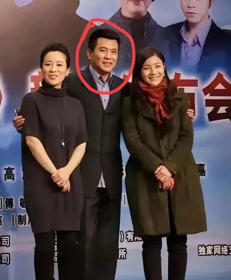 二位女神中间这位大哥是谁？应该也是一位大明星
