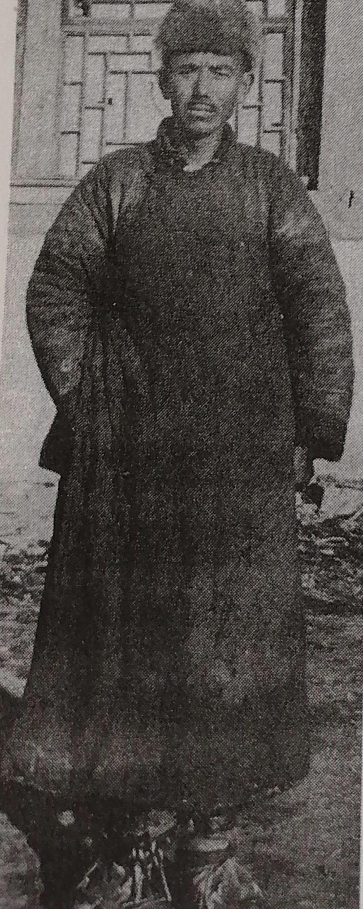 1938年，警卫员石景文为2000大洋出卖赵庆吉，致使其落入日军之手。面对威逼利