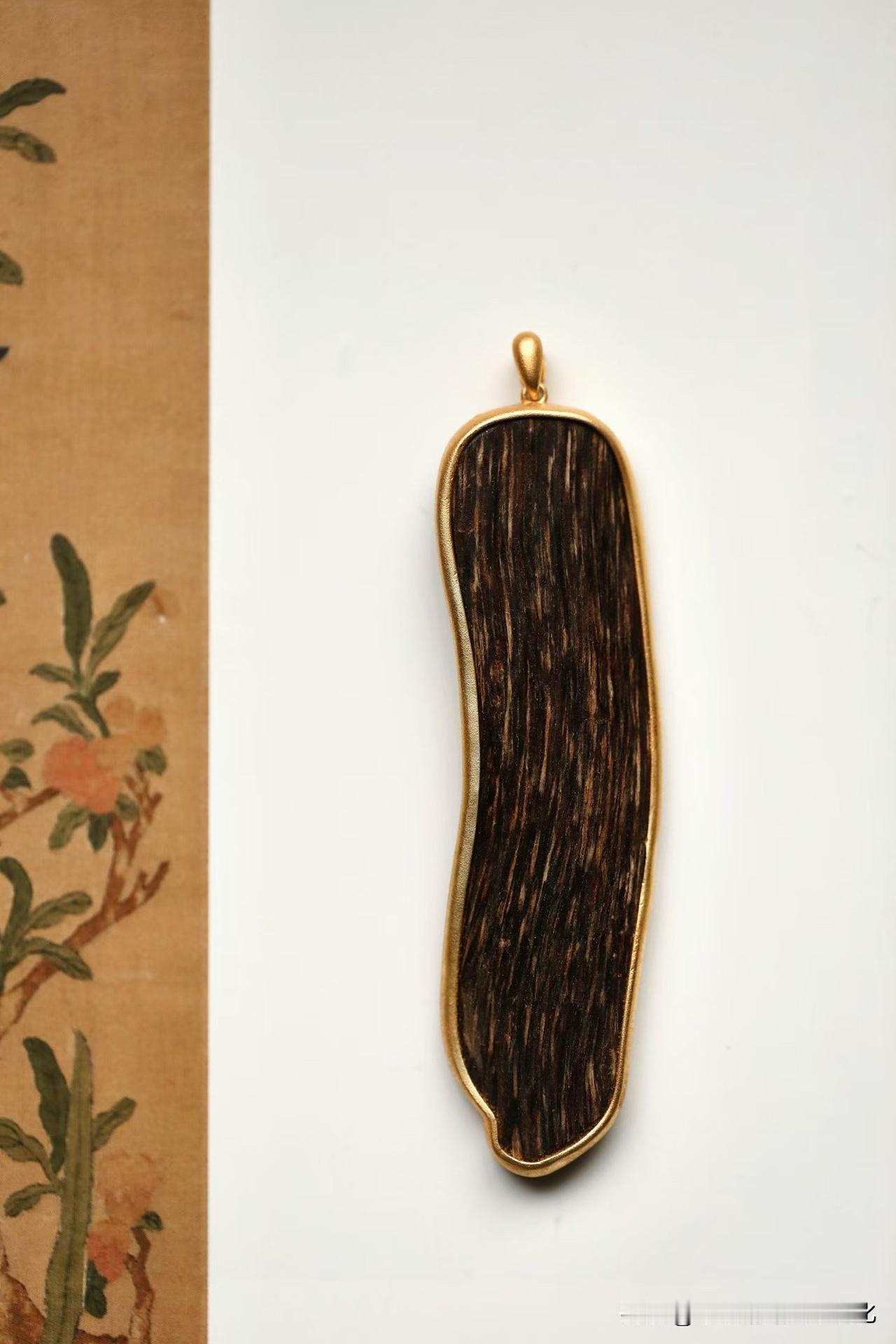 达拉干沉香｜吊坠不是靠造型取胜，而是那一截天然的纹理，就已经够了。横切