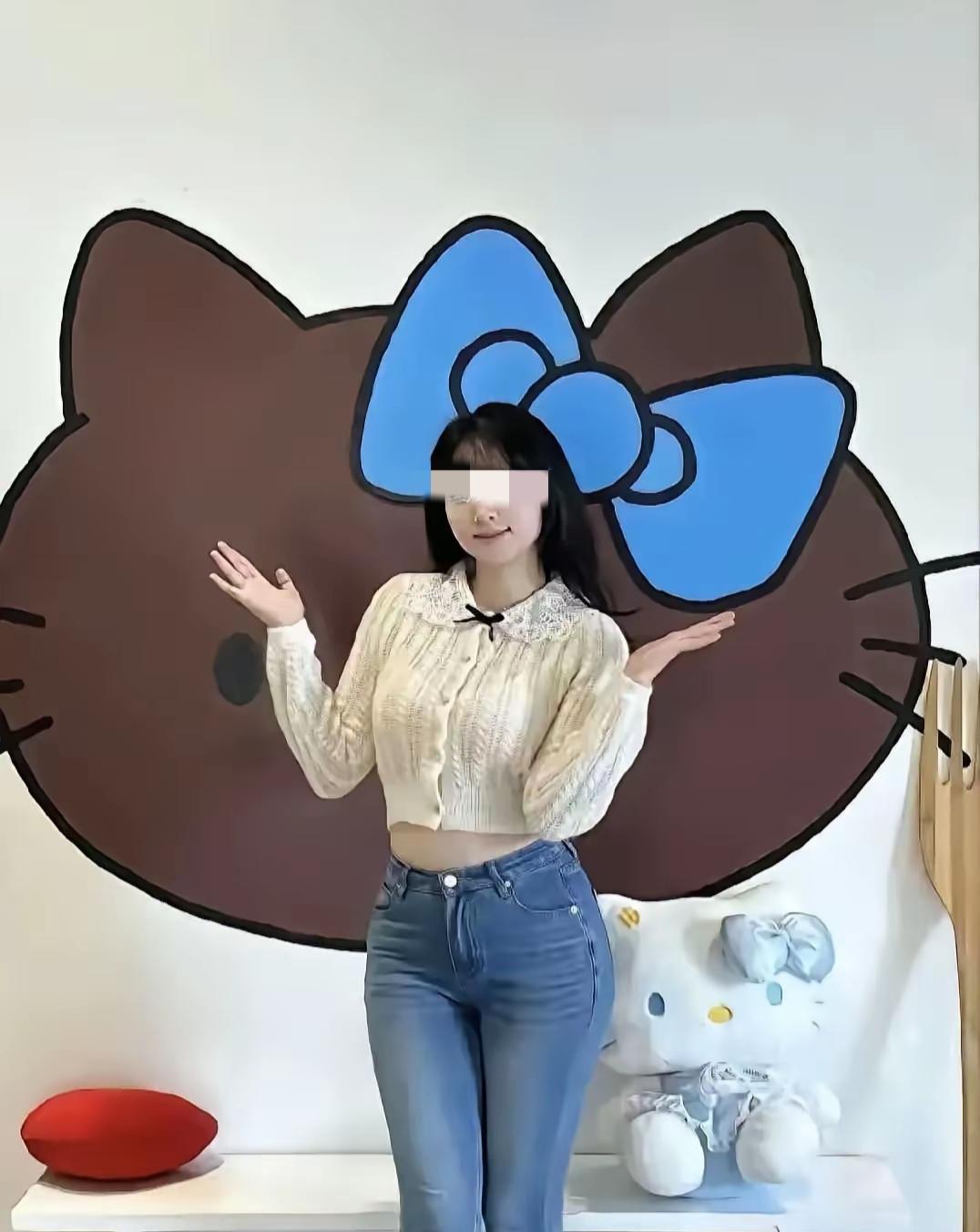 这是湖南某医院的曾女士一张生活照，我们看到她的身材非常的婀娜多姿，尤其穿着这身紧