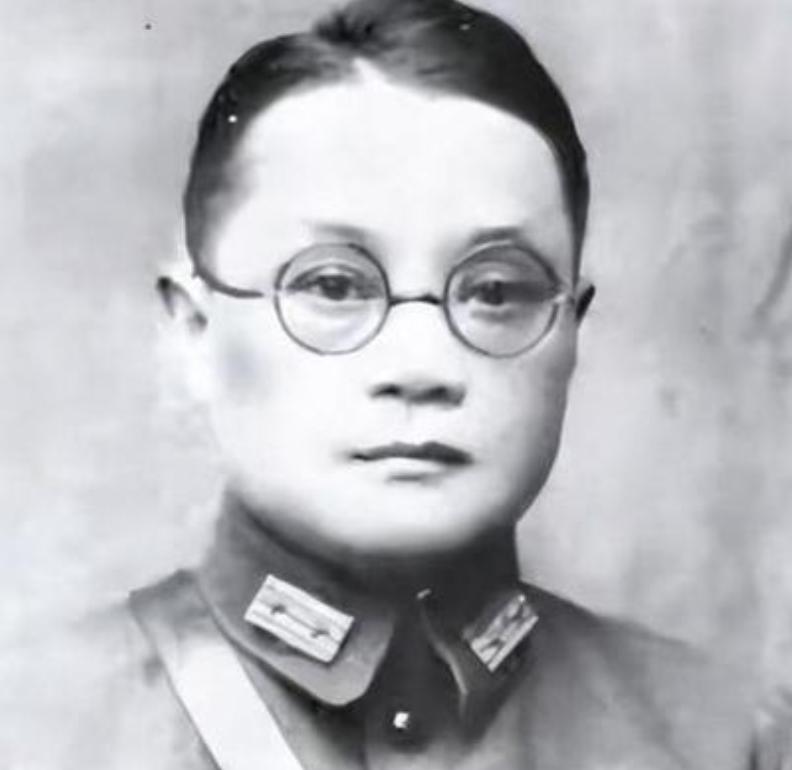 1949年深夜，国民党上将潘文华撞见自己最宠爱的七姨太正在屋里偷偷发电报。潘文华