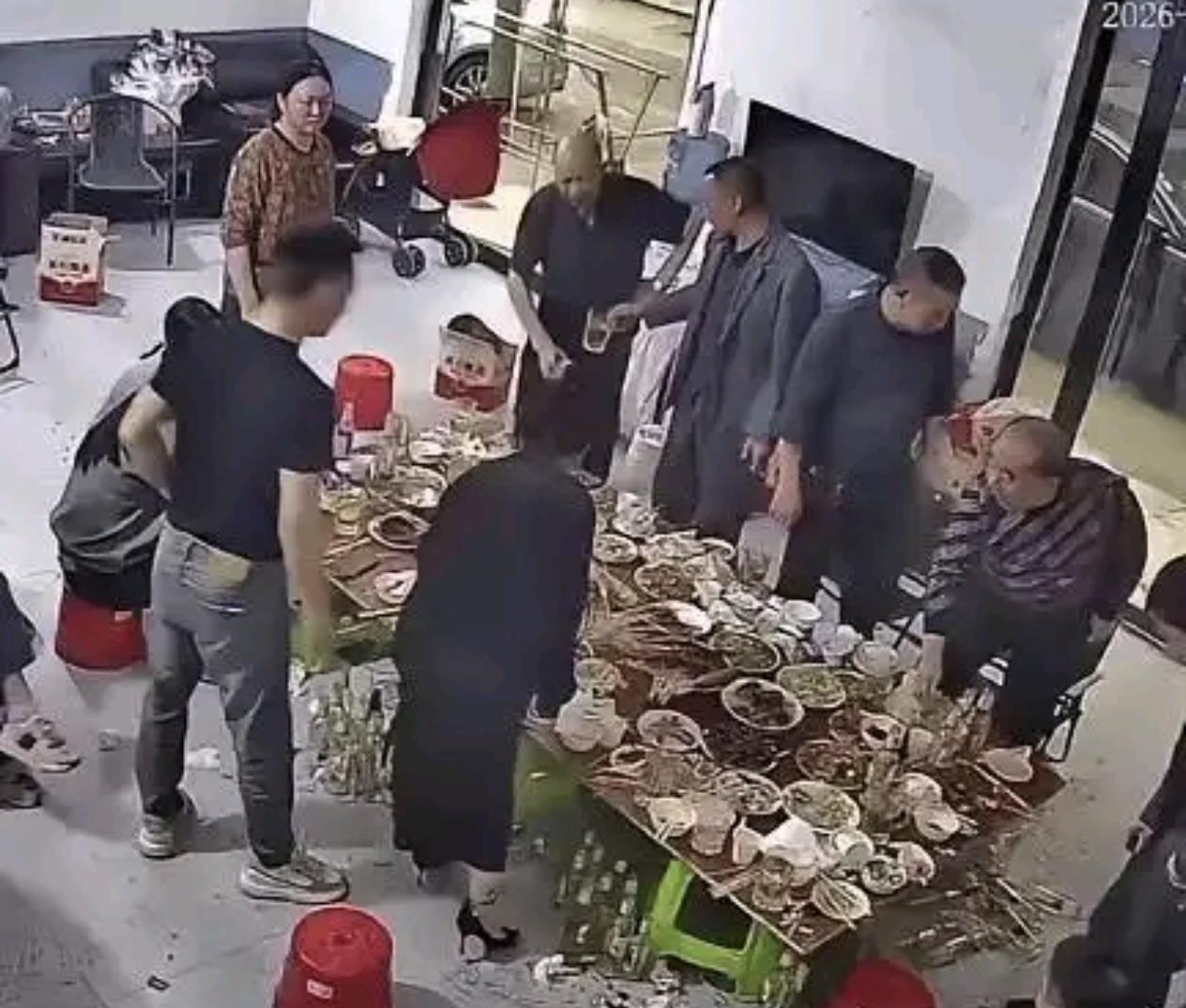 山东临沂，一位大哥辛辛苦苦做出30多道硬菜款待亲友，原本其乐融融的家宴，却在瞬间